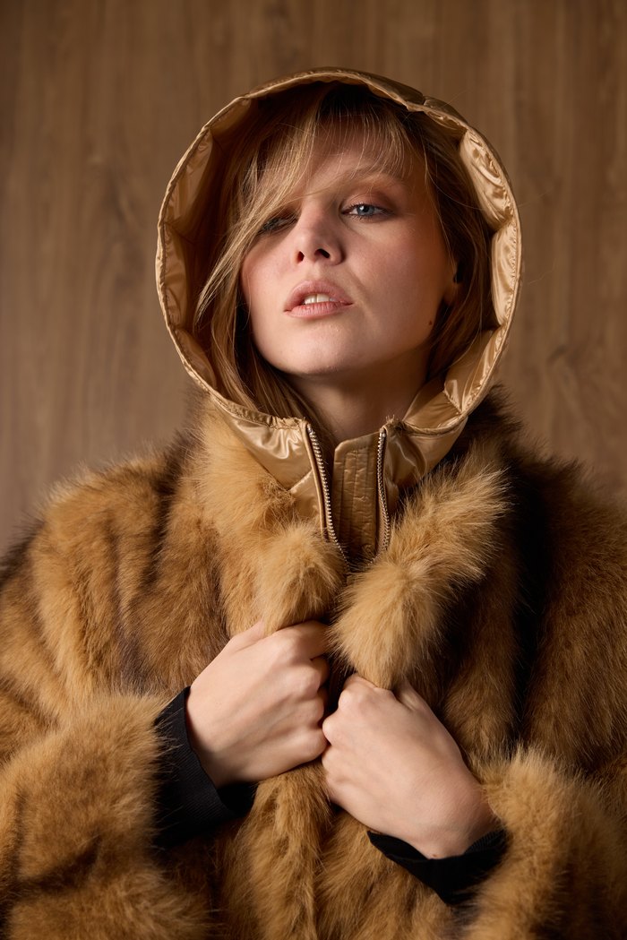 Faux fur jacket in camel with its hooded puffer layer