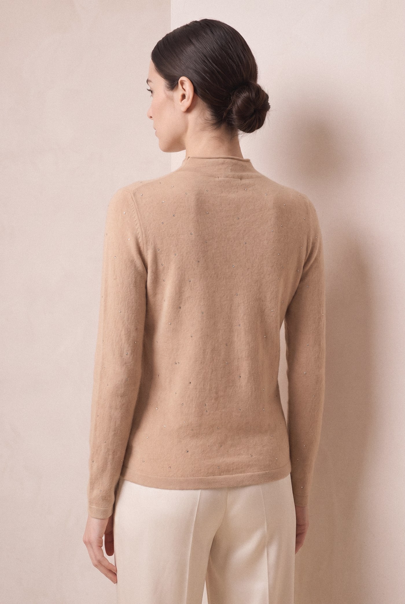 Style YRL139 beige cashmere sweater, back view