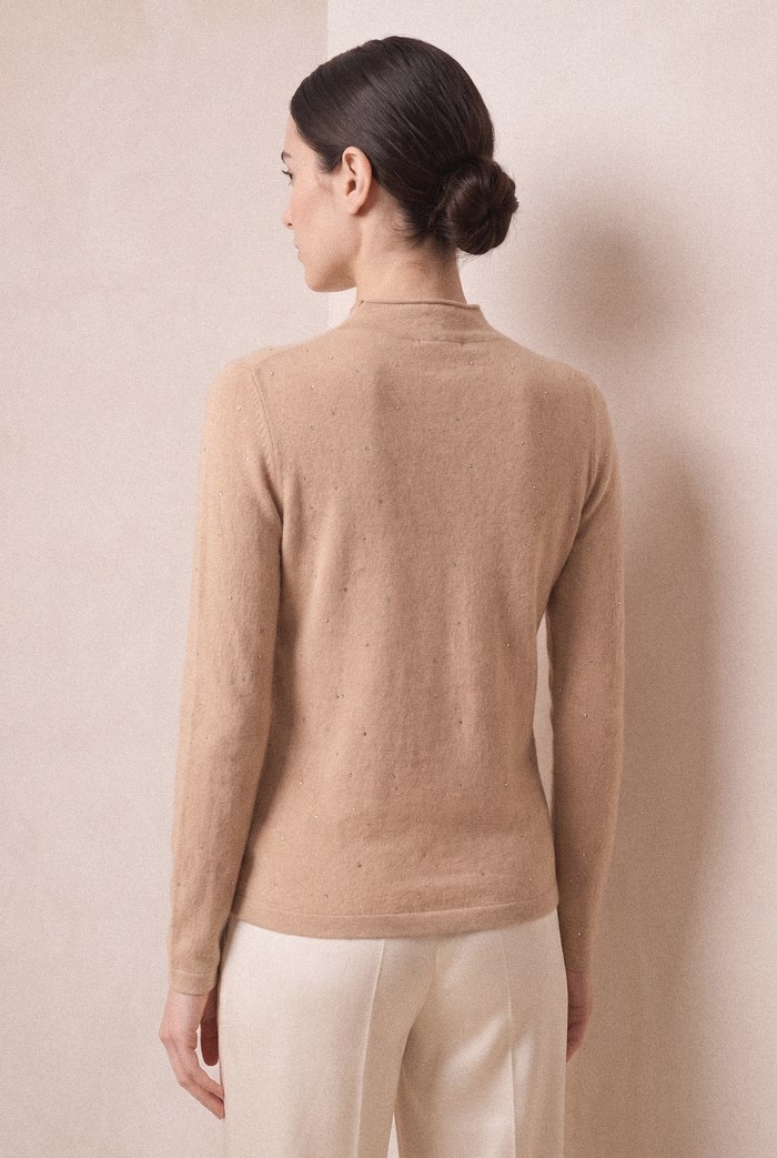 Style YRL139 beige cashmere sweater, back view