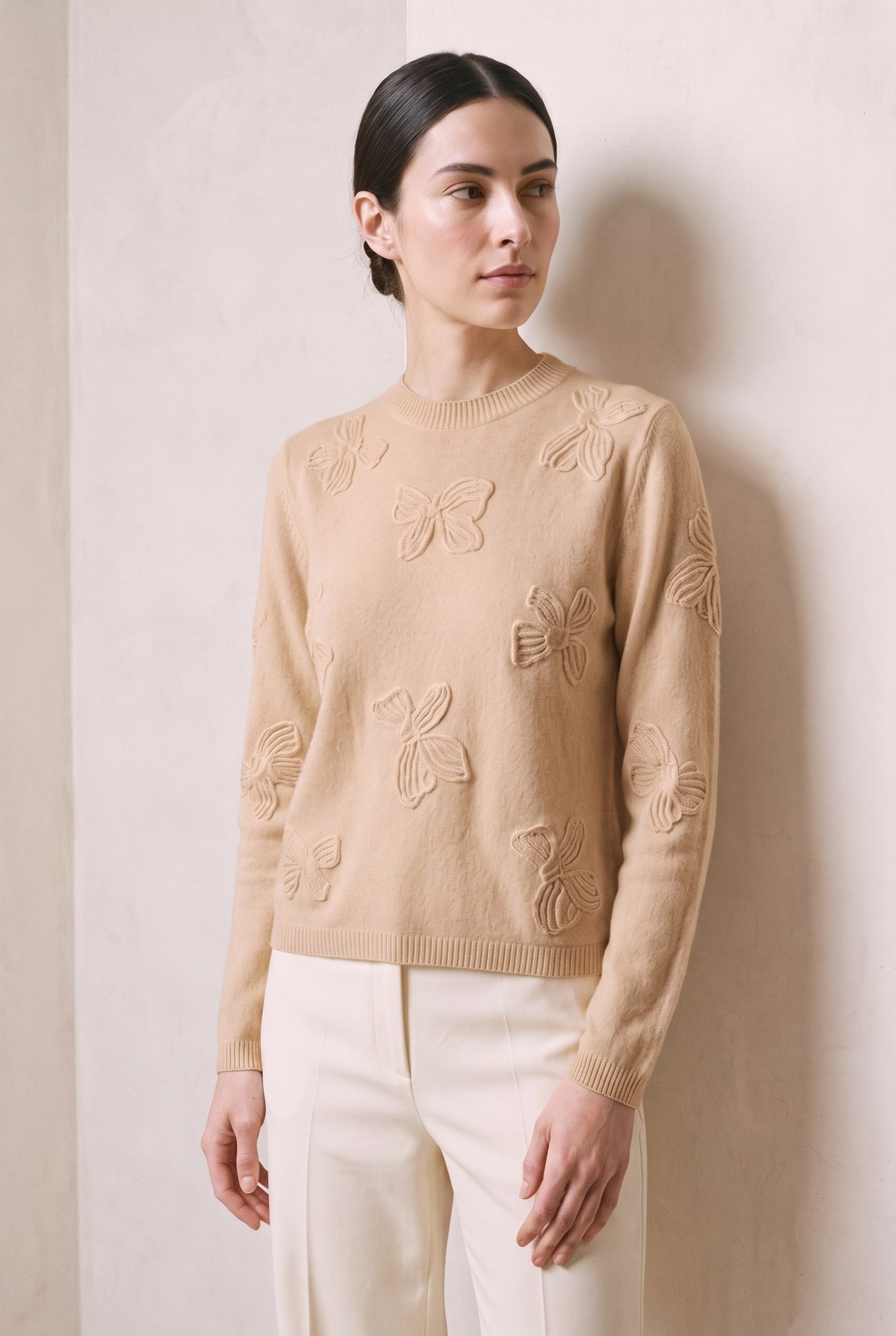 Style YRL568 bow-motif cashmere sweater in oatmeal camel, front