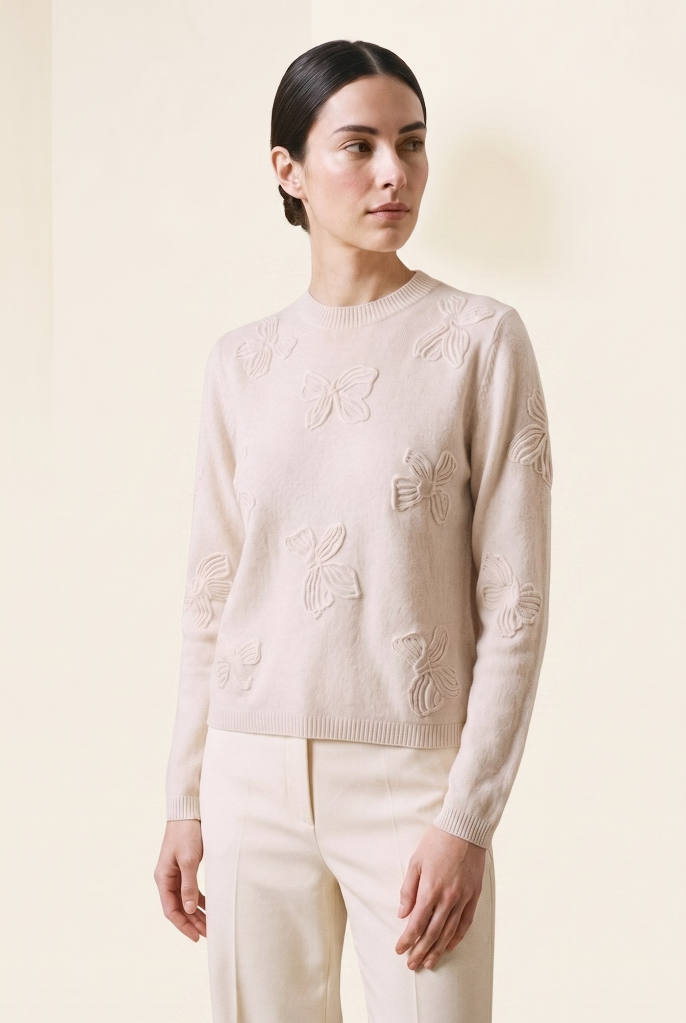 Style YRL568 bow-motif cashmere sweater in white, front